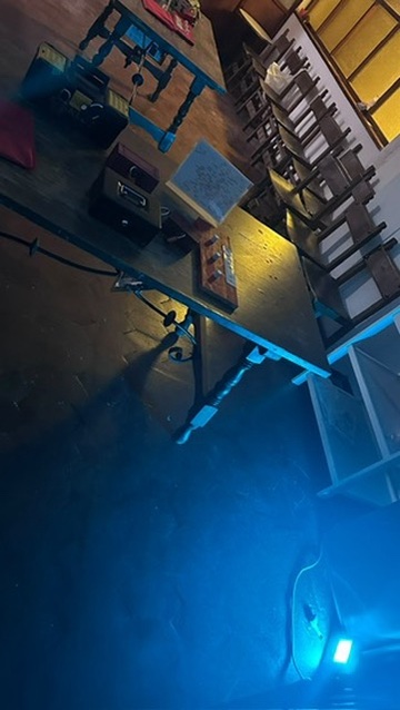 Ambientación con luz azul para un murder mystery de cumpleaños adolescente