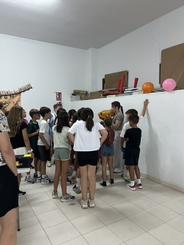 Decoración sencilla con globos para un cumpleaños infantil en casa