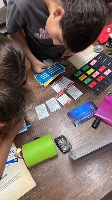 Niñas descifrando un código de colores en equipo