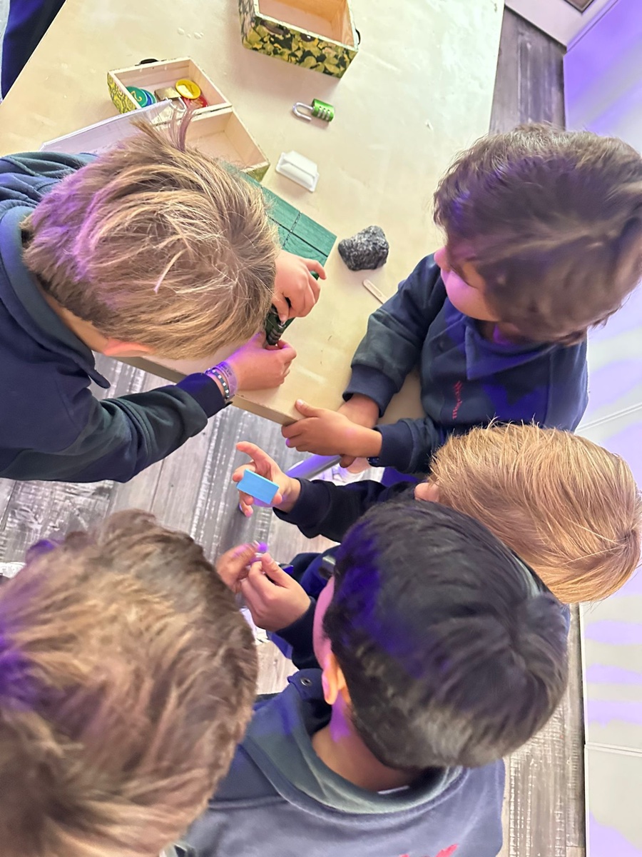 Comunión a domicilio en Madrid con escape room: niños en ropa de comunión jugando en sala privada de restaurante